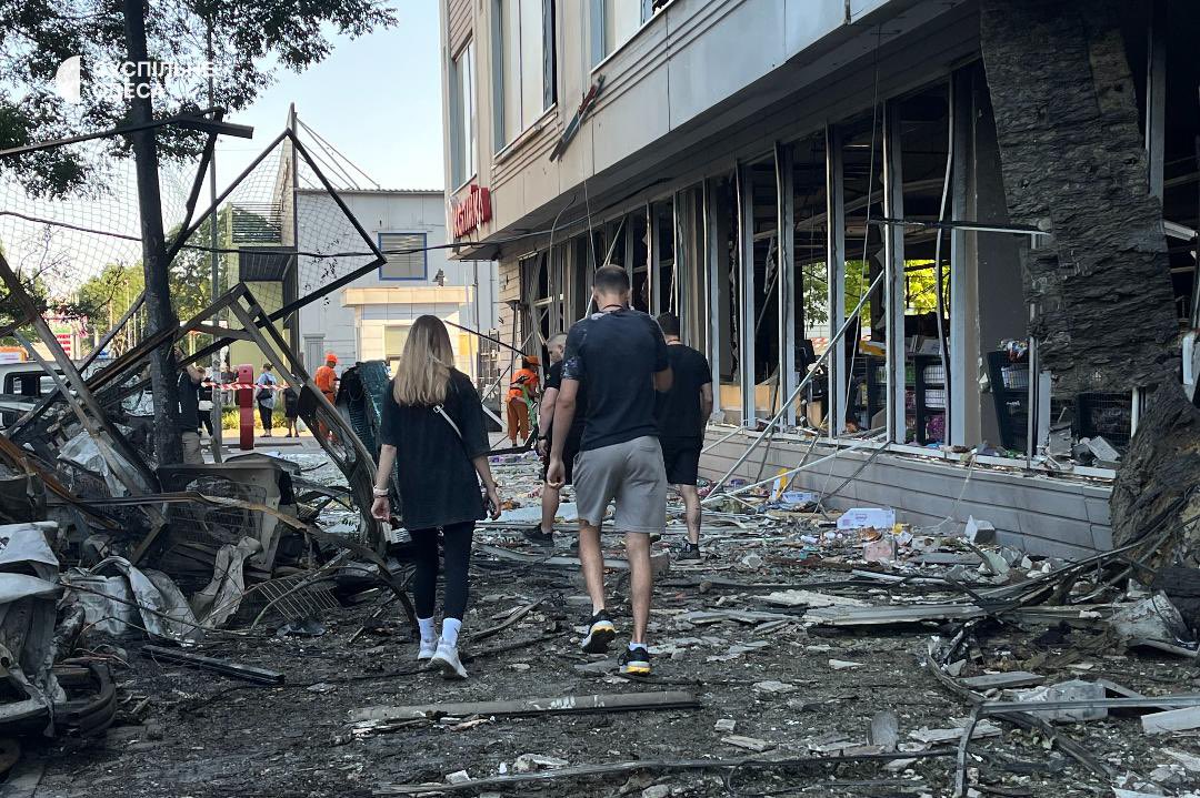 WorldAffairsPro's tweet image. Overnight Russia again attacked Odesa with strike drones. At least one injured. A high-rise building was badly damaged and several cars destroyed. Occurs a day ahead of another round of RF-UA peace talks in Istanbul #ukraine