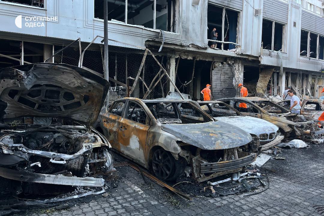 WorldAffairsPro's tweet image. Overnight Russia again attacked Odesa with strike drones. At least one injured. A high-rise building was badly damaged and several cars destroyed. Occurs a day ahead of another round of RF-UA peace talks in Istanbul #ukraine