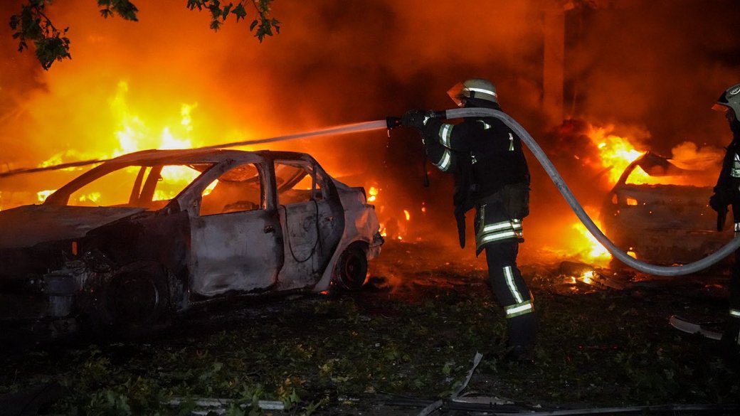 WorldAffairsPro's tweet image. Overnight Russia again attacked Odesa with strike drones. At least one injured. A high-rise building was badly damaged and several cars destroyed. Occurs a day ahead of another round of RF-UA peace talks in Istanbul #ukraine
