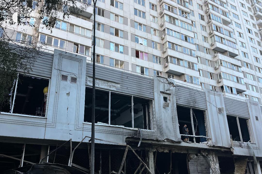 WorldAffairsPro's tweet image. Overnight Russia again attacked Odesa with strike drones. At least one injured. A high-rise building was badly damaged and several cars destroyed. Occurs a day ahead of another round of RF-UA peace talks in Istanbul #ukraine