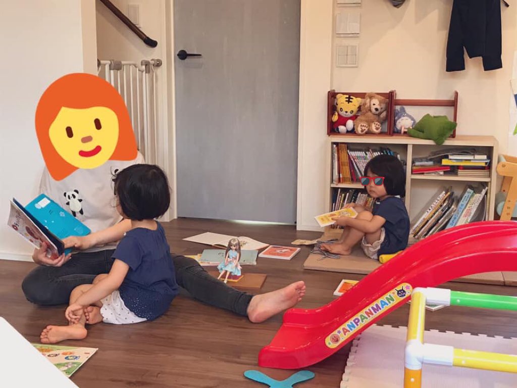 naokiendo_info's tweet image. Facebookが引っ張ってきた昔の写真。
絵本読んでもらう順番待ちしてる次女やっぱたまらないな、、