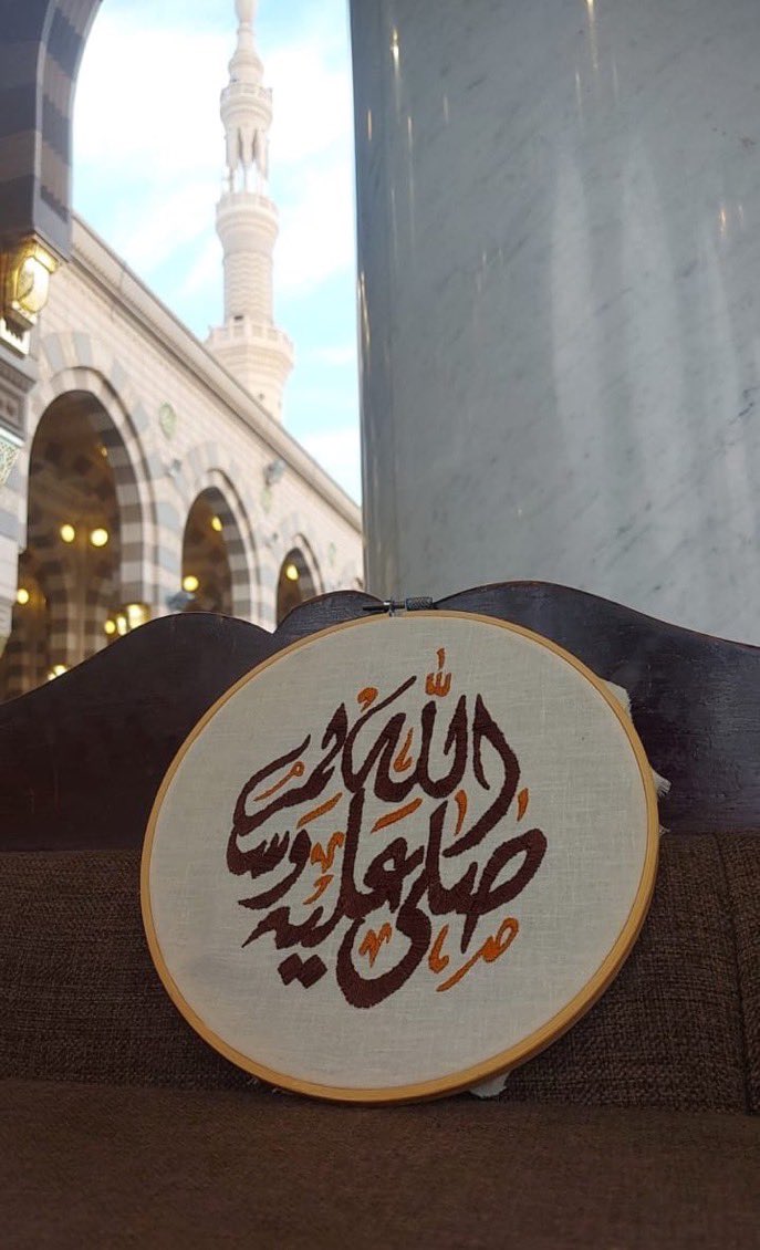 Matnafas_F's tweet photo. تطريزي من قلب طيبة الحبيبة 🕌🧡.

صلّى عليكَ الله ما لف��َ الورى
حرفاً  من  الأذكارِ   والقرآنِ🧡. https://t.co/v1UL37edCE