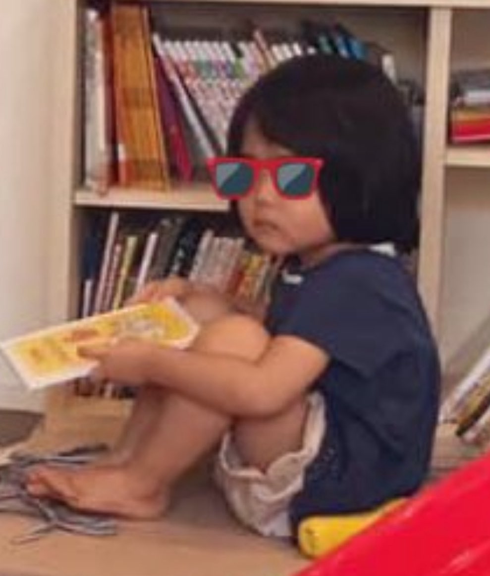 naokiendo_info's tweet image. Facebookが引っ張ってきた昔の写真。
絵本読んでもらう順番待ちしてる次女やっぱたまらないな、、