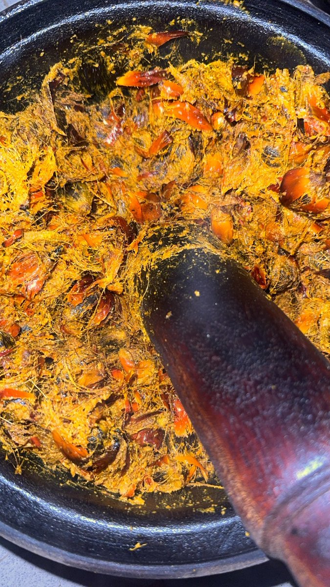 Doing what i know how to do best.

The way i completely pound Akwu in few minutes is so amusing because i squat through the process🤣.

Like yo, anyways it's Ofe Oha'oclock, Isiewu and Abacha and viola out of the kitchen.