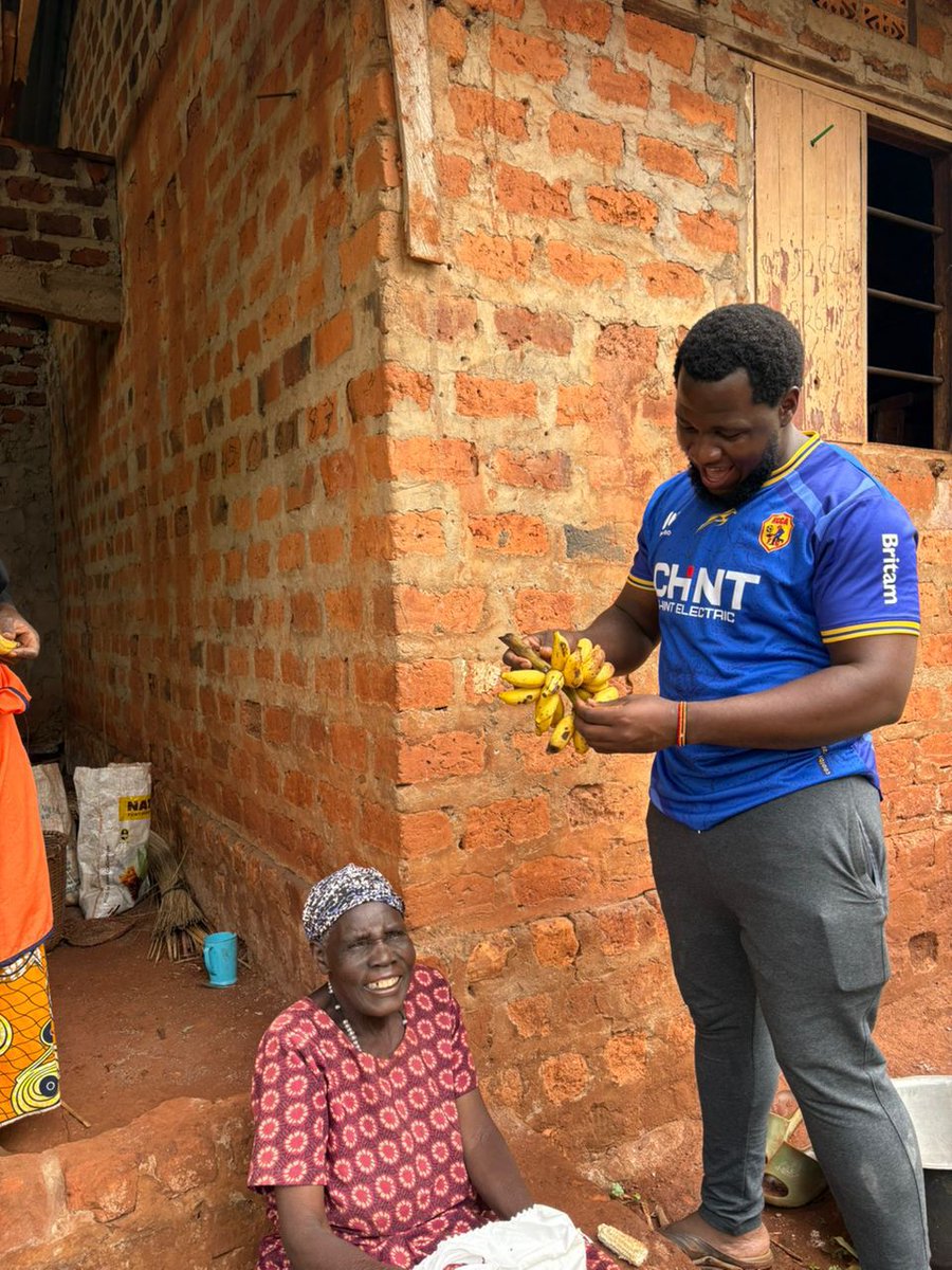 Last week in our charity drive to the Elderly people one lady gave me these yellow bananas  🍌 after giving her the package. I also gave her a flower 🌷ask me more reasons why we do charity 😍😍. #DaddyEvents4Butabika