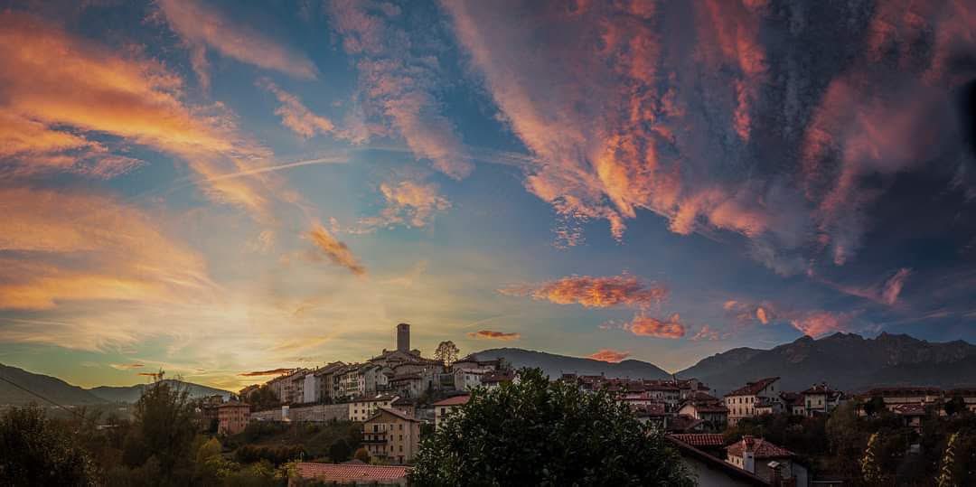 ClaudioCenta1's tweet image. Tramonto a Feltre il 21 luglio, dopo un violento temporale pomeridiano, che aveva lasciato il cielo limpido.
Foto di Nino Furlanetto.