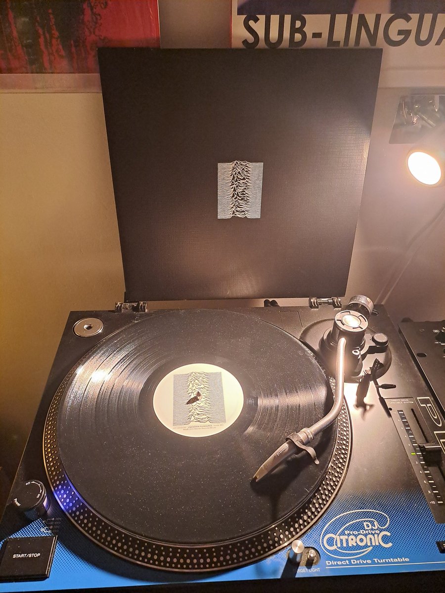 TheHouseof08's tweet image. #JDTracks
JOY DIVISION LPs - Track By Track
UNKNOWN PLEASURES
Side 2, Track 3
WILDERNESS
"I travelled far and wide through many different times,
What did you see there?
I saw the saints with their toys"
@joydivision @neworder