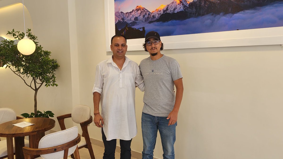 manishjhanepal's tweet image. नेपालको प्रख्यात "High altitude photographer" @Gorakhbista ले साथीहरूसँग मिलेर बत्तीसपुतलीमा @himalayanjava_ को gallery खोलेको छ। मैले भने: "गोरख २० बर्ष पहिले हामी भेट्दा हामीसँग कफी खाने हैसियत थिएन, आज तिम्रो कफी सपमा सँगै छौ।" ब्यबसाय सफल होस, सबैको सहयोग मिलोस। जय होस।