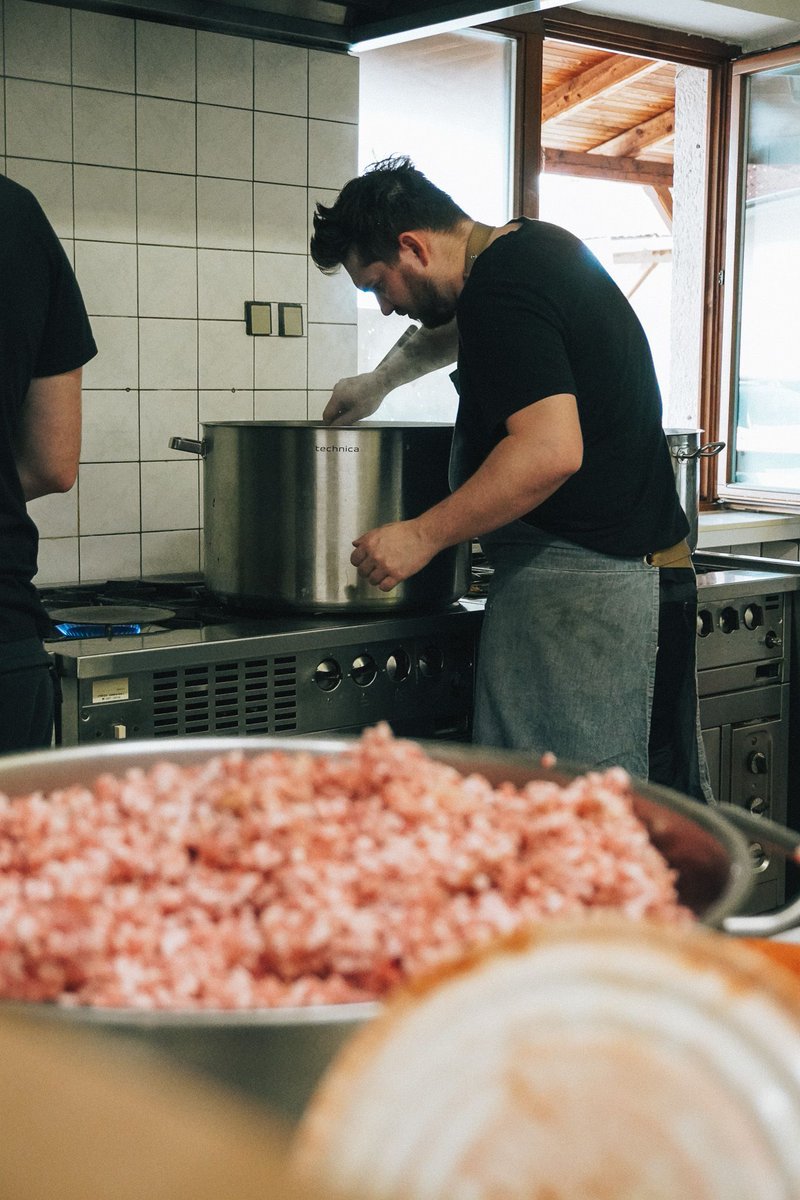 ApesGourmet's tweet image. 🧅🐖 Fresh pork, fresh onions — nothing fake here.
What you see is the start of our ragù, made in small batches with care.
Windows open, pots steaming, flavors building.
This is ApesGourmet behind the scenes.

#ApesGourmet #RealIngredients #FromScratch #MadeByApes