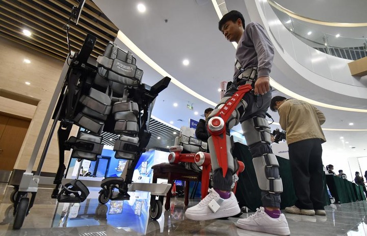 China is exploring the use of advanced technologies such as smart bionic hands and guide robots to improve the well-being of people with disabilities, ensuring that scientific and technological progress benefits this community: official xhtxs.cn/5m7