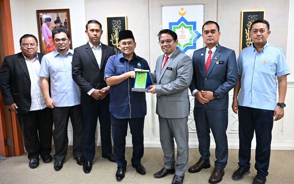 JKR Selangor (@jkrselangor) on Twitter photo 21/7/2025 (Isnin) – Pengarah JKR Selangor, YBrs. Tn. Ir. Hj. Shukri bin Ishak telah mengadakan sesi kunjungan hormat ke pejabat Pengerusi (MAIS),YAD Senator Dato’ Setia Haji Salehuddin bin Saidin.
Laporan penuh: facebook.com/share/16MrrqTe…
<a href="/Irshukriishak/">Ir. Shukri Bin Ishak</a> <a href="/maisgovmy/">MAIS</a> <a href="/jaisel_official/">Jabatan Agama Islam Selangor - Official</a> 21/7/2025 (Isnin) – Pengarah JKR Selangor, YBrs. Tn. Ir. Hj. Shukri bin Ishak telah mengadakan sesi kunjungan hormat ke pejabat Pengerusi (MAIS),YAD Senator Dato’ Setia Haji Salehuddin bin Saidin.
Laporan penuh: facebook.com/share/16MrrqTe…
<a href="/Irshukriishak/">Ir. Shukri Bin Ishak</a> <a href="/maisgovmy/">MAIS</a> <a href="/jaisel_official/">Jabatan Agama Islam Selangor - Official</a>