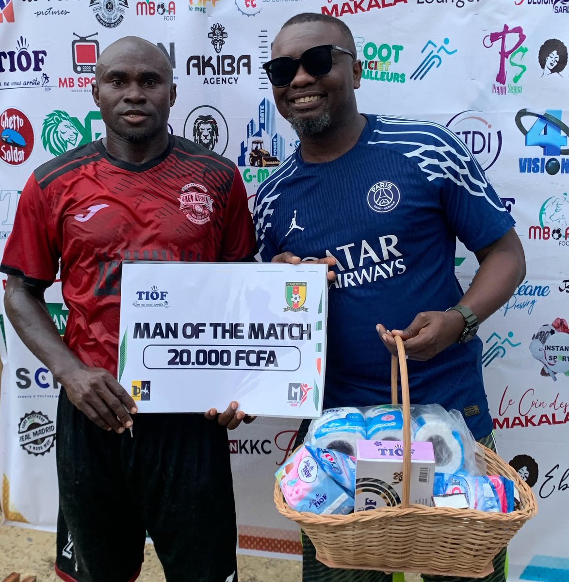 Adam_Zmudzinski's tweet image. W 🇨🇲Kamerunie MVP meczu otrzymał... zestaw artykułów higienicznych.🧻
Poza tym na jego konto wpadło 20 000 FCFA (około 130 PLN).
Piłkarzem jest stoper 🇨🇲Kouoh Dicka, który został najlepszym graczem spotkania Bonakame - Bonadikume (1:1) w ramach Tournoi des Légendes.
#AfrykaGra