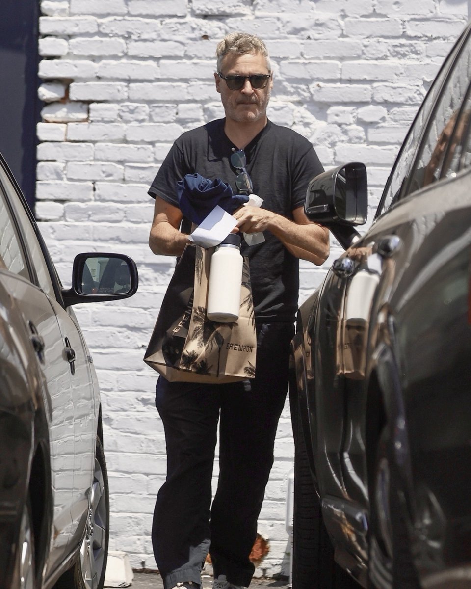 jphoenixupdates's tweet image. Joaquin Phoenix pictured out in Los Angeles yesterday running errands after the gym