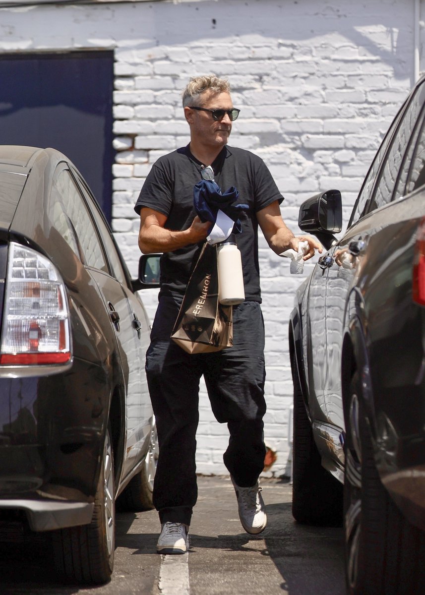 jphoenixupdates's tweet image. Joaquin Phoenix pictured out in Los Angeles yesterday running errands after the gym