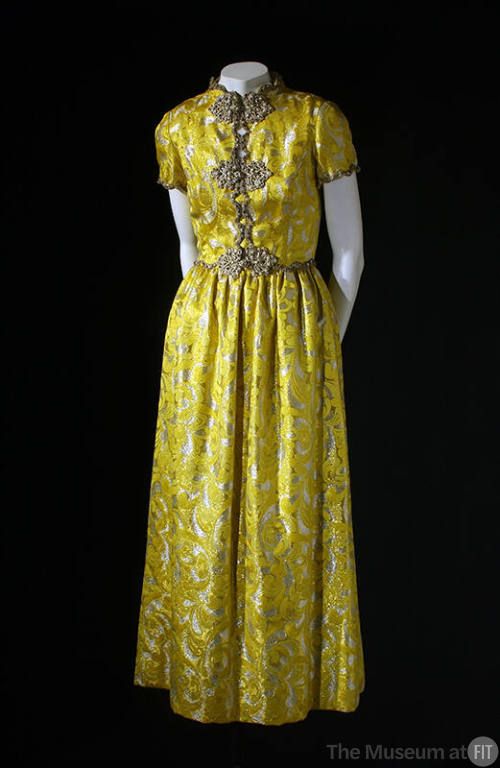 vickyhaddock's tweet image. Dominican fashion designer Oscar de la Renta was born #OnThisDay in 1932. He designed this yellow lurex brocade evening dress with a beaded silver metallic trim, scalloped sleeves, and frog closures in 1968. The dress was retailed by Elizabeth Arden. @museumatFIT #fashionhistory