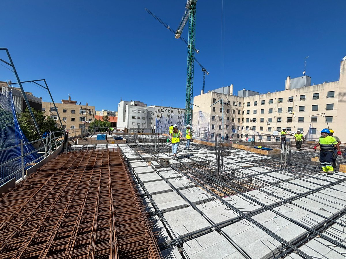 Rocío Díaz Jiménez (@rocio_diazj) on Twitter photo Avanzan a buen ritmo las obras de construcción de 67 viviendas públicas en Cerro del Moro.
La nueva promoción completará la renovación de esta barriada gaditana gracias al impulso y al compromiso del Gobierno de <a href="/JuanMa_Moreno/">Juanma Moreno</a>.
¡Seguimos!
#Cádiz #PlanEcovivienda Avanzan a buen ritmo las obras de construcción de 67 viviendas públicas en Cerro del Moro.
La nueva promoción completará la renovación de esta barriada gaditana gracias al impulso y al compromiso del Gobierno de <a href="/JuanMa_Moreno/">Juanma Moreno</a>.
¡Seguimos!
#Cádiz #PlanEcovivienda