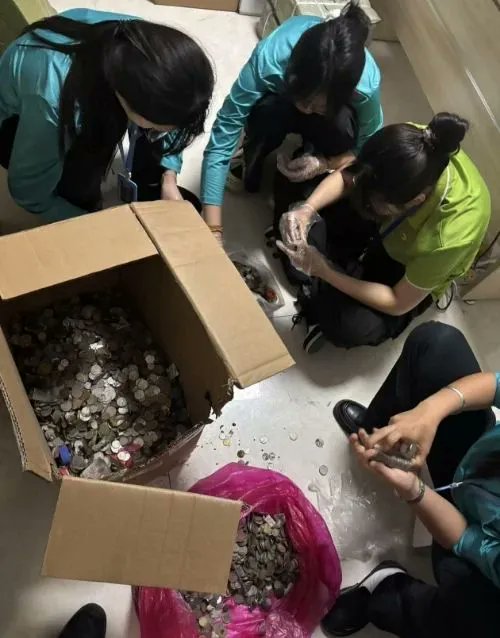 XH_Lee23's tweet image. This is the real magic of the wishing well!🥹 A 2-year-old Chinese girl who loved visiting the zoo is seriously ill. Her parents sought a refund for their zoo annual pass to fund her treatment.
The zoo quickly refunded them, still kept their membership, and donated 50,000 yuan…