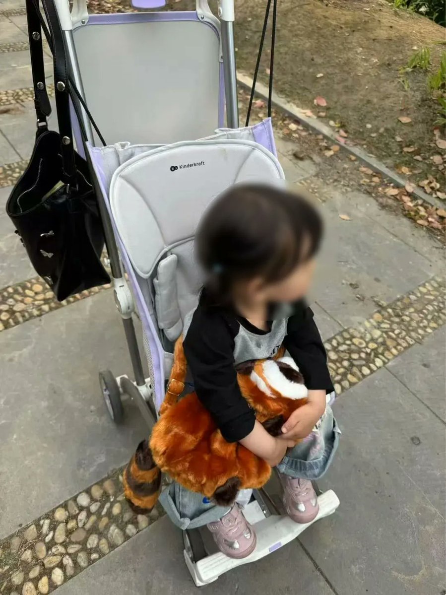 XH_Lee23's tweet image. This is the real magic of the wishing well!🥹 A 2-year-old Chinese girl who loved visiting the zoo is seriously ill. Her parents sought a refund for their zoo annual pass to fund her treatment.
The zoo quickly refunded them, still kept their membership, and donated 50,000 yuan…