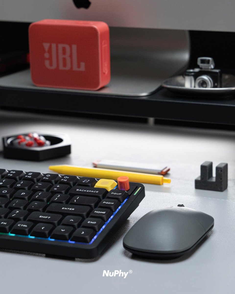 nuphystudio's tweet image. Air75 V3 | Sleek in black, smooth in use.
No gimmicks, no glare — just performance that keeps up. ⚫
#nuphy #nuphyair75v3 #Keyboard #MechanicalKeyboard #CustomKeyboard #maccompatible #applesetup #tech