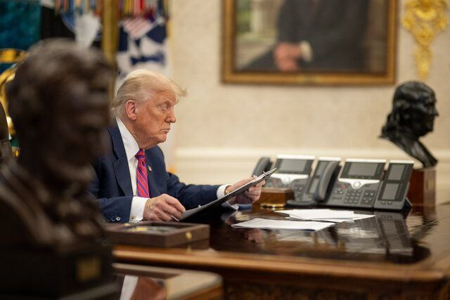 #ترامب يهدد #إيران من جديد
قال رئيس #الولايات_المتحدة فجر اليوم إن الهجمات الأخيرة دمرت المنشآت النووية الإيرانية،مؤكدا استعداده لتكرارها إذا لزم الأمر
هذا هو منطق الاستكبار،ونهج المستكبرين
فهل لنا إلى العزّة من طريق سوى #المقاومة؟
#ايزاك_للهلال2 #غزه_تموت_جوعاً
#ゼンゼロ #Israel