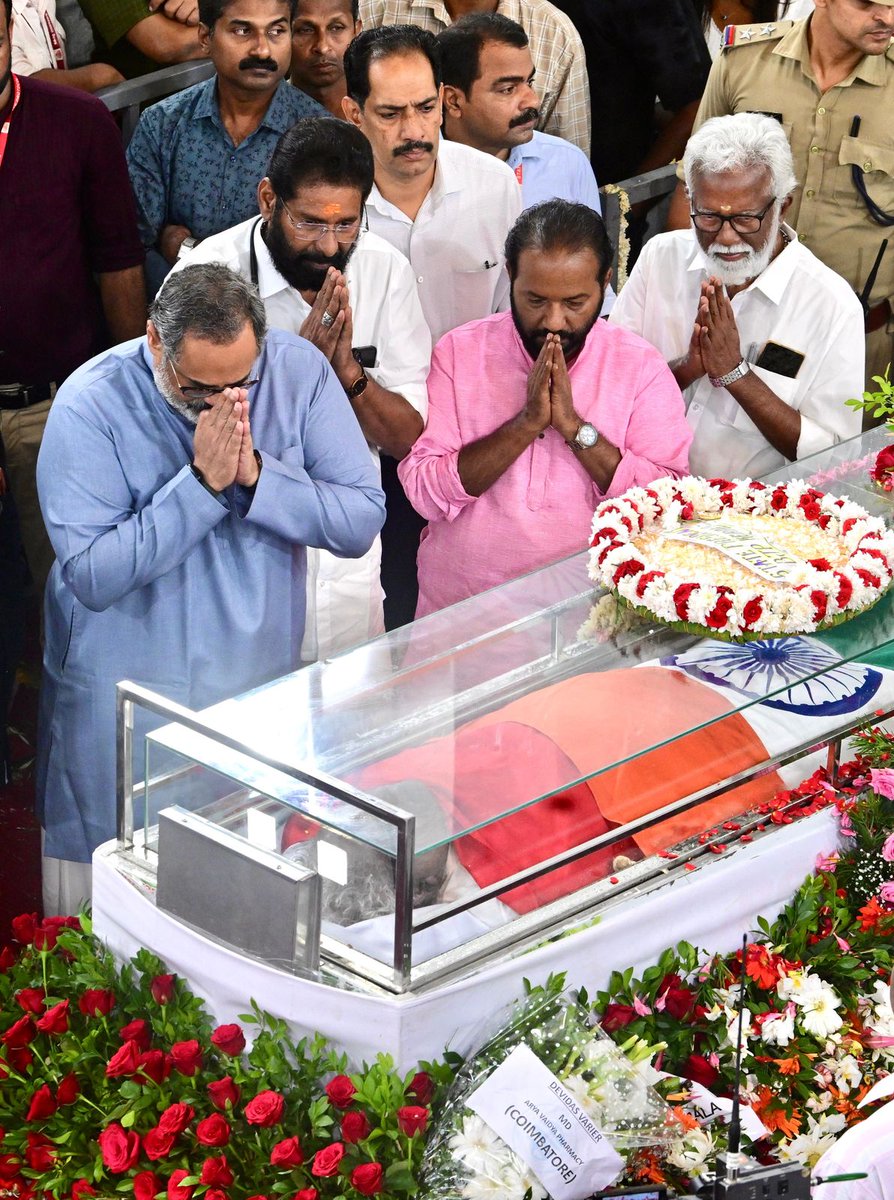 RajeevRC_X's tweet image. Paid our final respects to the late former Chief Minister and CPM leader V.S. Achuthanandan at the Darbar Hall, along with senior party leaders.
V.S. was a leader who rose above party lines to earn a place in the hearts of the people. His passing also marks the end of an era in…