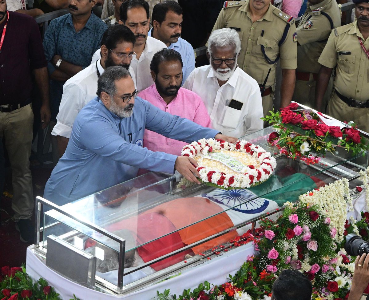 RajeevRC_X's tweet image. Paid our final respects to the late former Chief Minister and CPM leader V.S. Achuthanandan at the Darbar Hall, along with senior party leaders.
V.S. was a leader who rose above party lines to earn a place in the hearts of the people. His passing also marks the end of an era in…