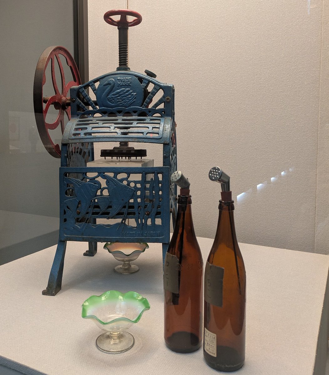 fukuokaC_museum's tweet image. 暑い日にはかき氷!🍧
企画展示室中央の展示ケースでは、本日(7/23)より業務用かき氷機を展示しています。スワンマークで知られる池永鉄工株式会社が昭和25(1950)年以降に製造・販売したものです。
手前に展示している瓶には「いちご」「コーヒー」の文字。どちらにしようか迷ってしまいます!🍓☕