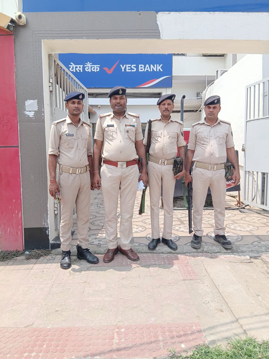 आज दिनांक-22.07.25 को अनुमंडल पुलिस पदाधिकारी सदर-1, पटना अंतर्गत सभी  बैंकिंग प्रतिष्ठानों /ATM में सुरक्षा-व्यवस्था सुनिश्चित करनें हेतू बैंकों की सुरक्षा जांच की गई तथा 
बैंक परिसर के अंदर एवं बाहर संदिग्ध पर निगरानी रखी जा रही हैI
<a href="/EastSP_Patna/">CITY SP (East) Patna</a> 
<a href="/PatnaPolice24x7/">Patna Police</a>