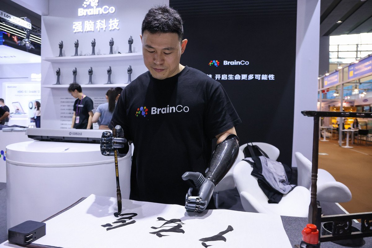 ChinaScience's tweet image. China is exploring the use of advanced technologies such as smart bionic hands and guide robots to improve the well-being of people with disabilities, ensuring that scientific and technological progress benefits this community, Zhou Changkui, chairperson of the Board of Executive…