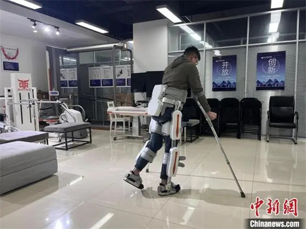ChinaScience's tweet image. China is exploring the use of advanced technologies such as smart bionic hands and guide robots to improve the well-being of people with disabilities, ensuring that scientific and technological progress benefits this community, Zhou Changkui, chairperson of the Board of Executive…