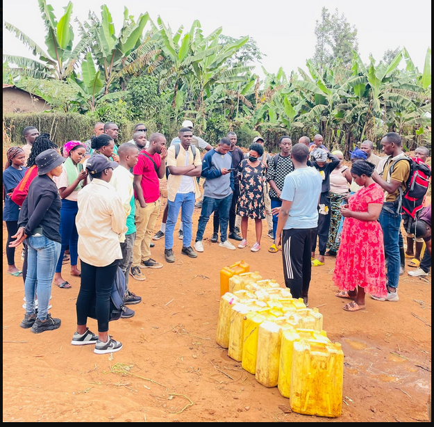 Rwanda_decor's tweet photo. Muri@GatsiboDistrict,@Kiramuruzi,#Gakoni, hakozwe umuganda wo kubumba amatafari yo kubaka inzu y'uwarokotse Genocide yakorewe Abatutsi mu 1994, Icyi n'igikorwa cyatangijwe kumugaragaro n'Intore mu ikoranabuhanga muri @RwandaEast @RISARwanda @Unity_MemoryRw 🇷🇼 imihigo irakomeje. https://t.co/kOT63V5RTw