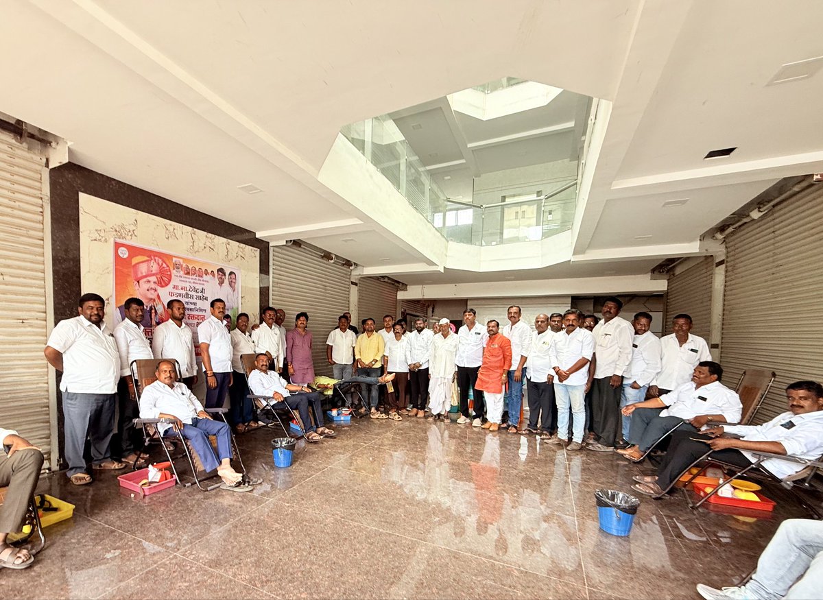 GopichandP_MLA's tweet image. आज आटपाडी येथे राज्याचे कर्तबगार मुख्यमंत्री, शोषित-वंचितांचे खरे तारणहार मा. ना. श्री. देवाभाऊ यांच्या वाढदिवसानिमित्त भव्य रक्तदान शिबिराचे आयोजन करण्यात आले होते.
या रक्तदान शिबिराचे उद्घाटन माझ्या हस्ते संपन्न झाले.
रक्तदान हे श्रेष्ठ दान आहे. समाजातील गरजूंना नवजीवन…