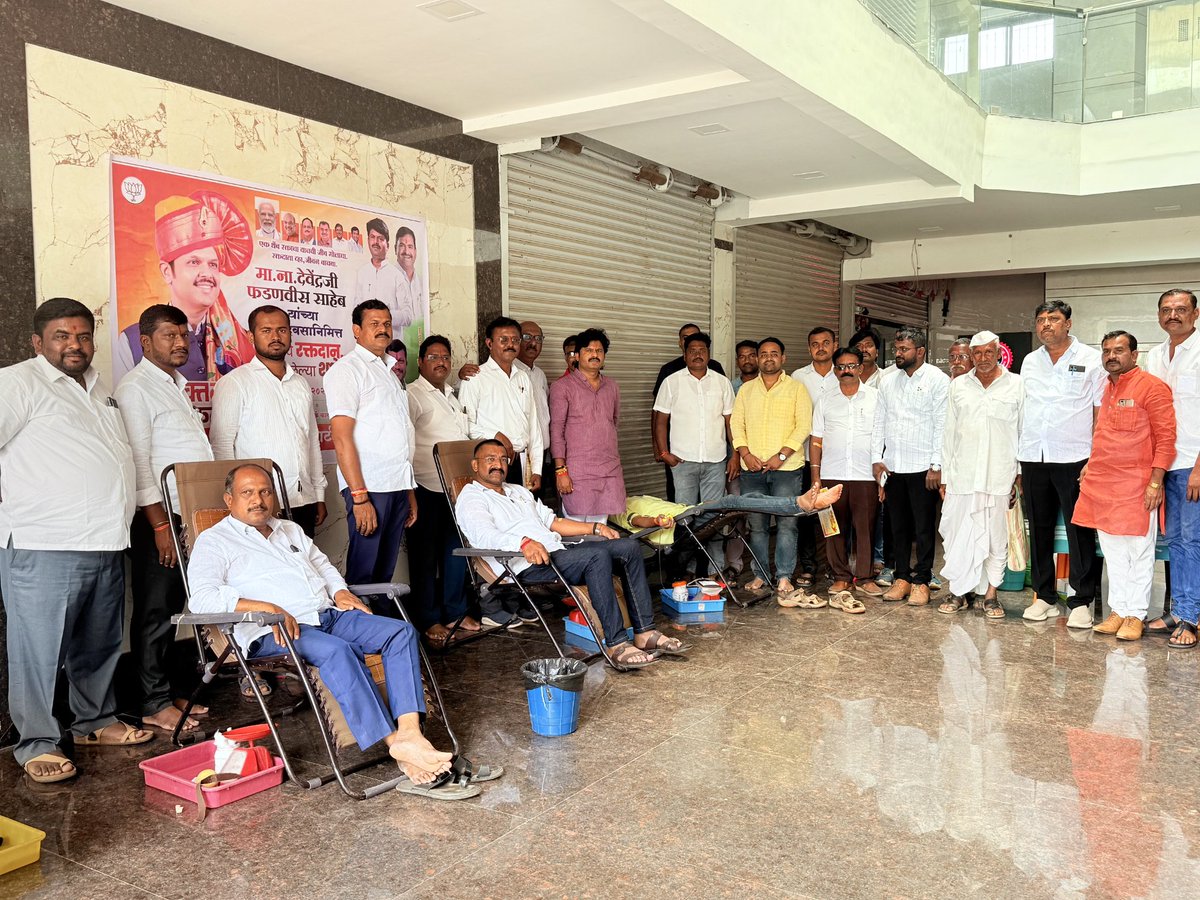 GopichandP_MLA's tweet image. आज आटपाडी येथे राज्याचे कर्तबगार मुख्यमंत्री, शोषित-वंचितांचे खरे तारणहार मा. ना. श्री. देवाभाऊ यांच्या वाढदिवसानिमित्त भव्य रक्तदान शिबिराचे आयोजन करण्यात आले होते.
या रक्तदान शिबिराचे उद्घाटन माझ्या हस्ते संपन्न झाले.
रक्तदान हे श्रेष्ठ दान आहे. समाजातील गरजूंना नवजीवन…