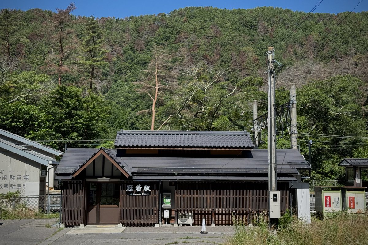 always_rain3's tweet image. 旅最終日、最初は冠着駅で下車。
難読駅名のひとつ、冠着と書いて『かむりき』と読む。

立派な木造駅舎内には窓口もあり、筑北村によるきっぷの販売も行われている。
数年前までは猫駅長さんがいたらしく、地元の方々に愛されていたそうだ🐈