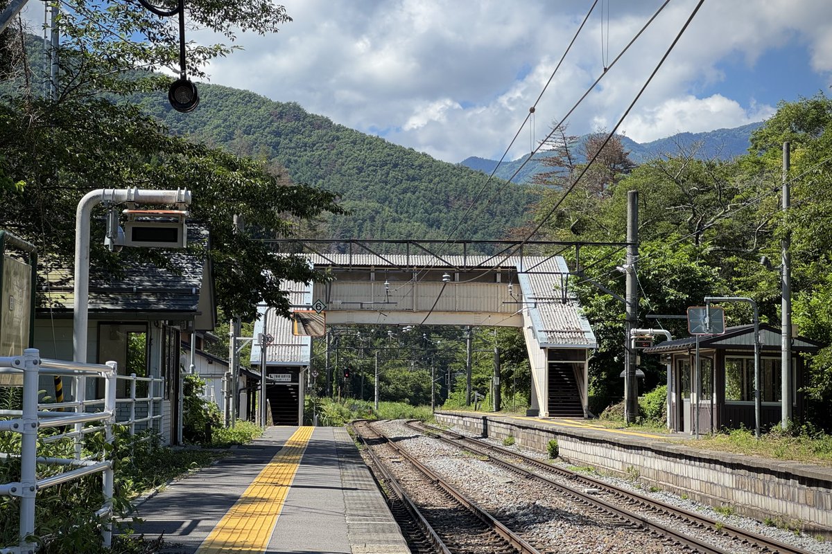 always_rain3's tweet image. 旅最終日、最初は冠着駅で下車。
難読駅名のひとつ、冠着と書いて『かむりき』と読む。

立派な木造駅舎内には窓口もあり、筑北村によるきっぷの販売も行われている。
数年前までは猫駅長さんがいたらしく、地元の方々に愛されていたそうだ🐈