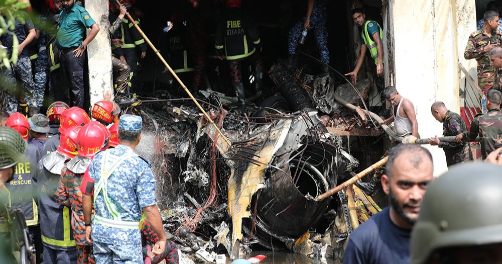 MothershipSG's tweet image. At least 20 killed & over 160 injured after Bangladesh air force jet crashes into college campus bit.ly/3GEcTON