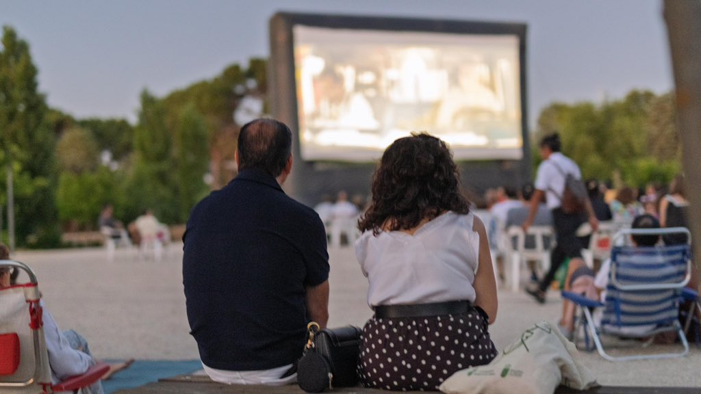 Los vecinos lo pasaron en grande con La familia Benetón, la película que se proyectó anoche en el parque Mirador del Nacedero.