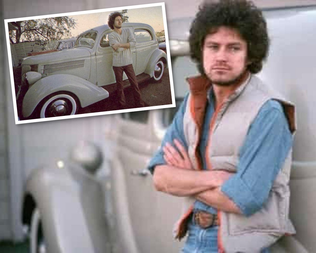 Superstar_Cars's tweet image. A big Happy Birthday to Don Henley, legendary singer, songwriter, musician and founding member of The Eagles, born #OnThisDay in 1947.

📷 Don with his 1936 Ford in 1974 (Henry Diltz).

#DonHenley #TheEagles