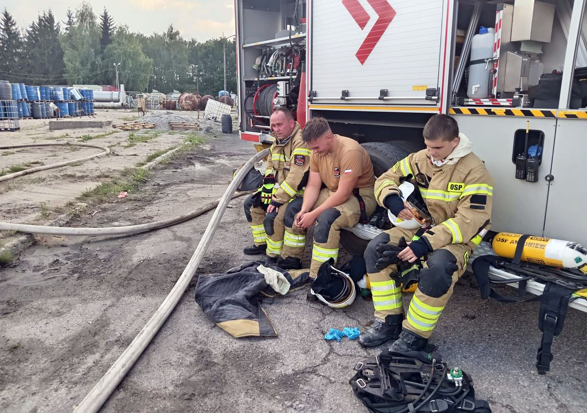 Policja_KSP's tweet image. Gdy okazało się, że w hali magazynowej znajdują się butle z gazem, które w każdej chwili mogły wybuchnąć, pomimo realnego zagrożenia, własnoręcznie wynosił je poza rejon objęty pożarem, a następnie przez kolejnych kilka godzin kontynuował czynności ratowniczo-gaśnicze.…