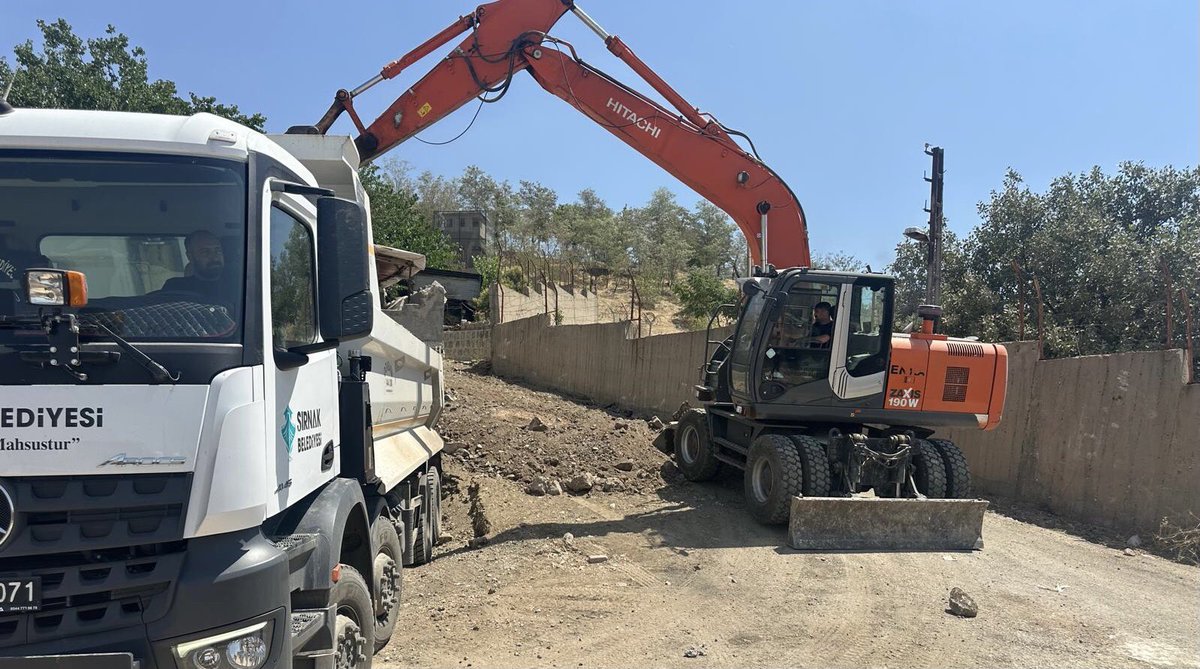 Fen İşleri Müdürlüğümüz, Yeşilyurt Mahallesinde yapılacak yol çalışmaları öncesi söküm ve reglaj çalışmalarını yoğun bir şekilde sürdürüyor.