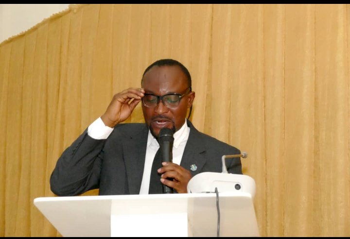 GodfreyGabriel_'s tweet image. Mr. PRO (Dr. Kpenu Samuel) coordinating the opening session
#Uniport
#Uniport50thanniversary
#35thconvocation