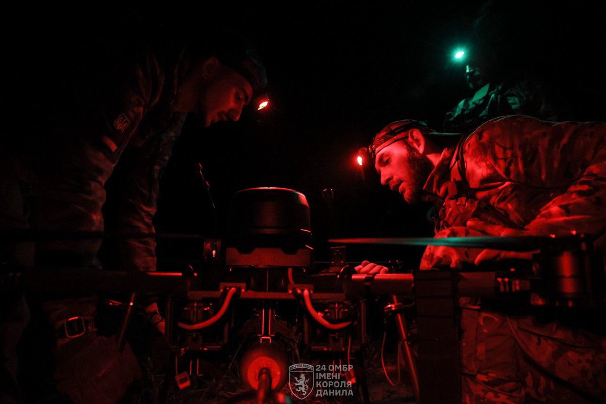 24th_brigade's tweet image. 🔥Chasiv Yar. “Agro-drones” help save the infantry of the 24th Brigade.
In the photo: a heavy bomber drone crew delivering supplies to frontline positions.
Priority #1 — support comrades in the trenches. Only then — “take care” of the Russians.