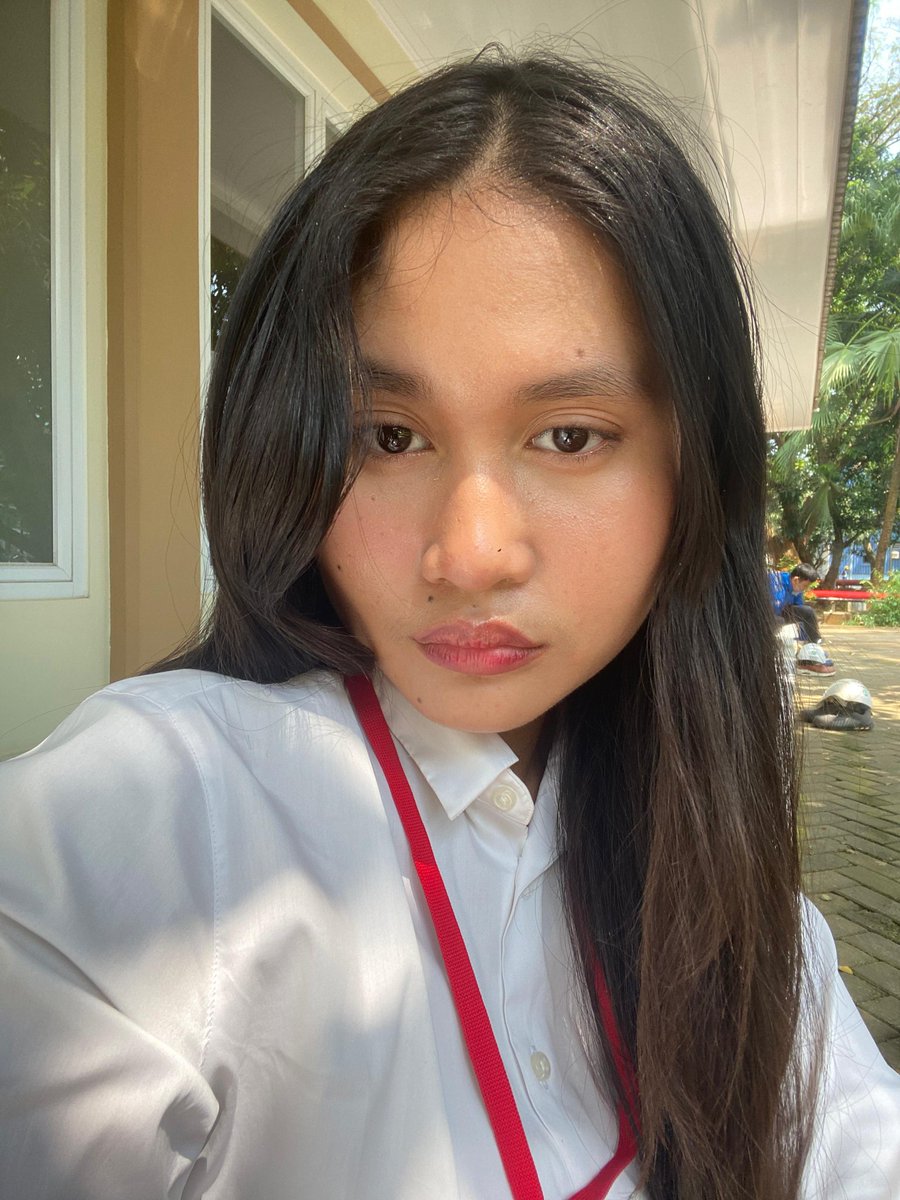 summersunmitu's tweet photo. Your local intern girl https://t.co/6LOYX4KIpP