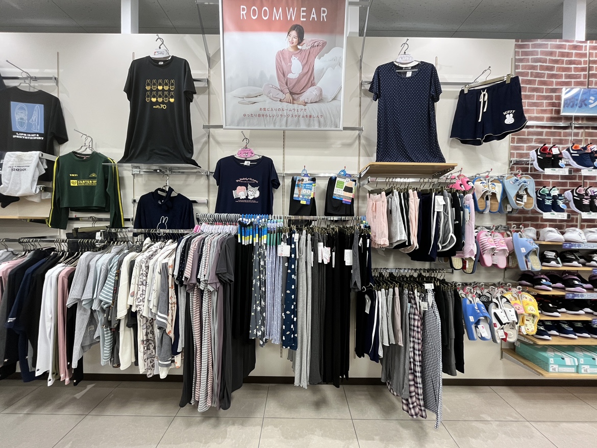 夏到来❣️
暑いとお家で過ごす時間も増えますよね😊
お家の中でも気分が上がるような、夏のルームウェアを豊富に取り揃えています✨
店頭でチェックしてみてね👀