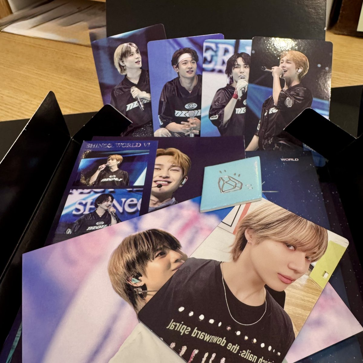 jojok7738's tweet photo. 届いた〜早い💜テミンバージョンだけど表紙ホログラム素敵だし中にもいろいろ満載で幸せ✨早く見たい〜
#taemin
#SHINeeWORLDVI https://t.co/H9D0tSlJdq