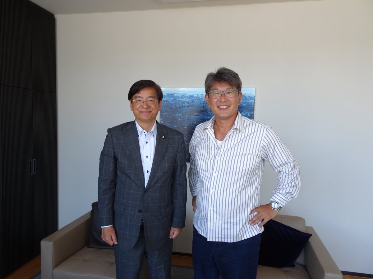 y_hiroshi_1209's tweet image. 【議員最後の故郷挨拶廻り①八幡浜港・八幡麻みなっとで活躍する企業・団体社長と懇談(八幡浜市)】
「道の駅・みなとオアシス 八幡浜みなっと」の交流館木村館長。宇和島運輸(株)松岡社長。丸回企業(株)堀口社長。
18年間の議員活動へのねぎらいと「原田大二郎」当選を喜んでいただきました