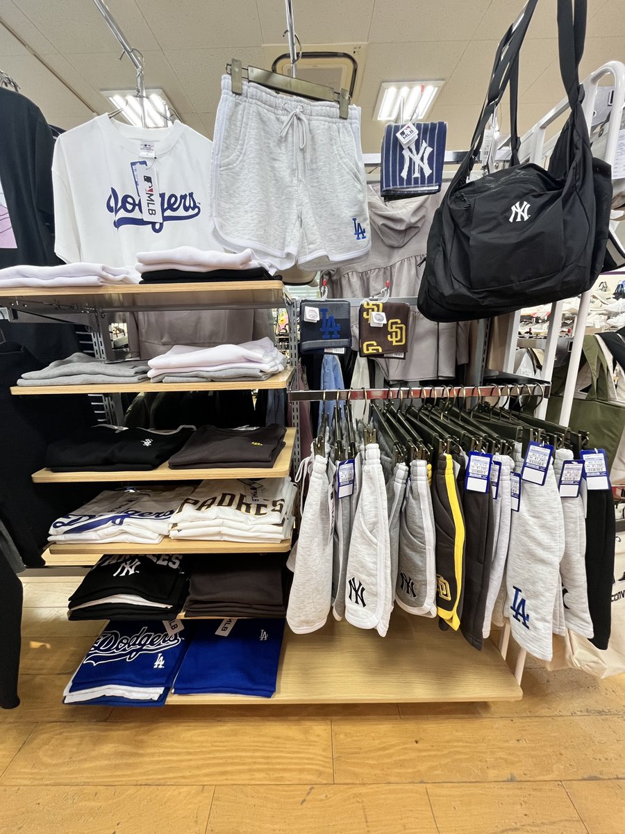 野球ファン必見！！
MLBアイテム豊富に取り揃え中😍
MLBのTシャツは、観戦コーデはもちろん、
カジュアルコーデの主役にもなります⚾️
今年の夏は、お気に入りのMLBアイテムを身につけて、大好きなチームを応援しませんか？？
店頭でチェックしてみてね👀