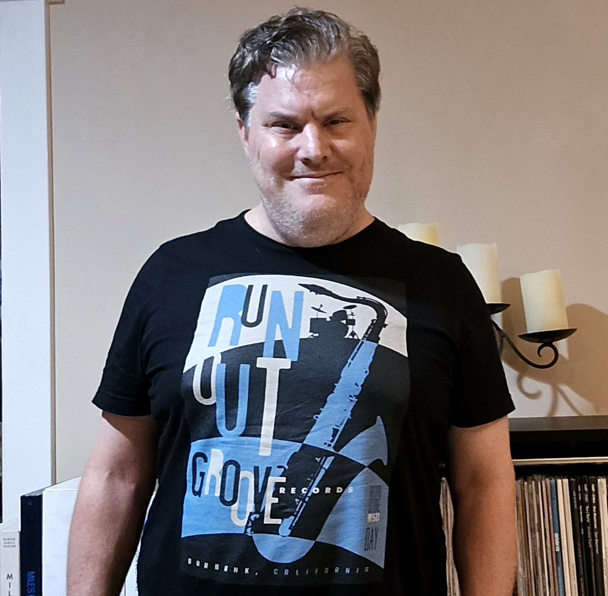DaddyRolleda1's tweet image. ✨👕Day 162 of Nerd Fashion Monday! 162 days of non-repeated geek shirts! Another shirt from my friend's record shop, post-shift.
EVERYONE ELSE, share YOUR nerd fashion! I love to put names with faces!
#NerdFashionMonday