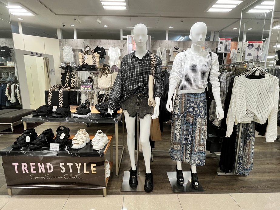 トレンドスタイル❣️
夏休みのお出かけコーディネートはお決まりですか❓
シアーシャツやシアーニット等多数入荷中‼️
トレンドの靴から洋服まで取り扱っているのでディバロに行くとトータルコーディネート出来ちゃう✨
店頭でチェックしてみてね👀