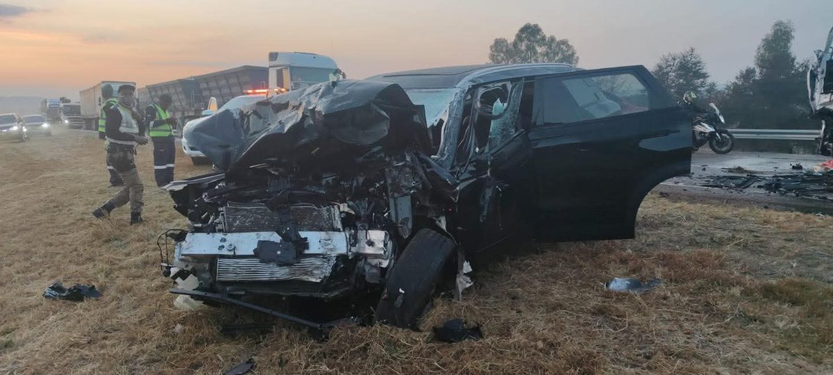 *GP - PRETORIA* 
Take note of multiple vehicle accident on N4 Bakwena highway between R101 Bon Accord and R566 Rosslyn Road. Both directions are heavily affected, expect delays. Motorists are advised to be patient and to drive with caution. #TMPDsafety